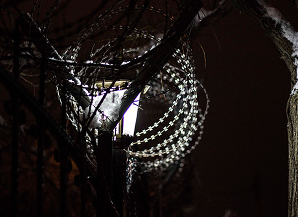 Dikenli Tellerin Arasında Görünen Gece Lambası